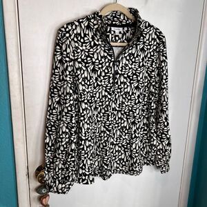 Chicos patterned top featuring a black and white abstract design and a zipper ne